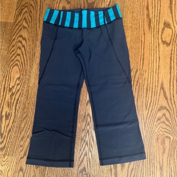 Size 6 lululemon crop pants - Picture 1 of 4